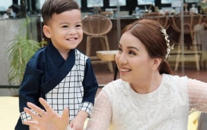 Ajarkan Anak Beribadah Sejak Kecil, Tya Ariestya Bikin Netter Kagum