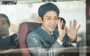 Bantu Staf Pegangi Boom Mic, Lee Jun Ki Akui Bahagia Syuting 'Lawless Lawyer'