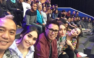 Sibuk Syuting, Begini Keseruan Bintang 'Pesbukers' Buka Bersama di Lokasi
