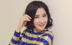 Tampil Cantik Pakai Kerudung Hitam, Uut Permatasari Mirip Umi Pipik?