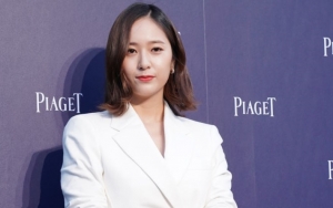 Bergaya Retro, Krystal Tampil Menawan di Iklan Kosmetik