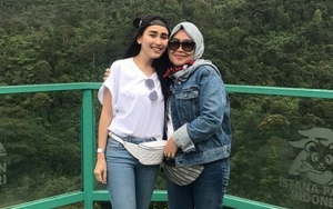Ibunda Ayu Ting Ting Pamer Foto Keluarga Bareng Pacar Syifa, Ayah Rozak Malah Tak Ada?