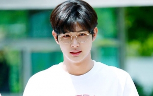 Tiba di Kantor Kejaksaan, Lee Seo Won Murung dan Tundukkan Kepala