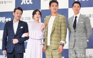 Adu Ganteng di Preskon 'Sketch', Rain dan Lee Dong Gun Bahas Reuni Usai 15 Tahun
