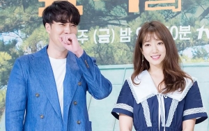 Park Shin Hye dan So Ji Sub Lakukan Yoga dengan Suasana Beda di 'Little House in the Woods'