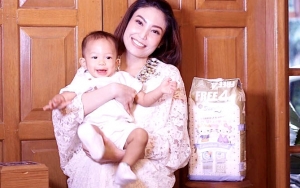 Sang Putra Terkena Alergi Mata, Ayu Dewi Temani Pakai Kacamata Besar