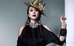 Unggah Foto Bersama Teman, Tinggi Badan Aura Kasih Jadi Perbincangan