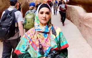 Mulan Jameela Niat Lelang Baju Seksi, Netter: Ogah, Bekas Pelakor!