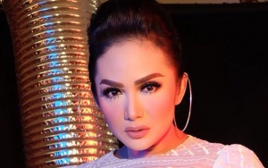 Unggah Foto Sebelum Berangkat Umrah, Krisdayanti Tampil Cantik Pakai Hijab
