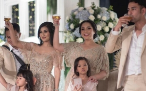 Nagita Akur Bareng Keluarga Raffi, Netter Gagal Fokus 'Penampakan' di Foto Nisya Ahmad