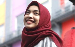 Naik Hingga ke Kepala, Intip Keseruan Tika Bravani Bersama Hewan Peliharaan Baru