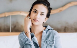 Gandeng Tangan Sang Ayah, Vanessa Angel Geram Dituding Jalan Bareng Om-Om