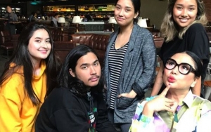Putri Bungsu Titi DJ Rayakan Kelulusan SMA, Kehadiran Mantan Suami Curi Perhatian Netter