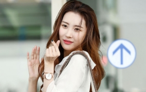 Girang Tiba di Bali, Ramahnya Sunmi Ajak Fans Ngobrol di Bandara