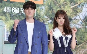 Masih Sibuk Sendiri, Intip Aktivitas Park Shin Hye dan So Ji Sub di 'Little House in the Woods'