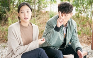 Siap-Siap Terpesona Senyum Imut Kim Go Eun di Poster Film 'Sunset in My Hometown'