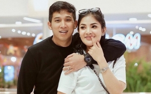 Bikin Netter Heboh Soal Ikatkan Tali Sepatu Sang Istri, Suami Nindy Beri Klarifikasi