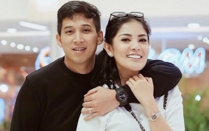 Suami Romantis Ikatkan Tali Sepatu Nindy Sambil Jongkok, Netter Pro Kontra