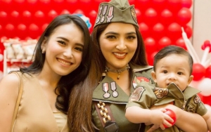 Ashanty Makan di Lantai Bareng 'Dayang Cinere', Arsya Dipuji Makin Ganteng