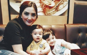Berjiwa Sosial Seperti Ashanty, Lucunya Arsy dan Arsya Bagi Takjil ke Pengguna Jalan