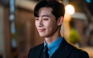 Syuting 'Why, Secretary Kim?', Park Seo Joon Adu Imut Bareng Anjing di Foto Ini