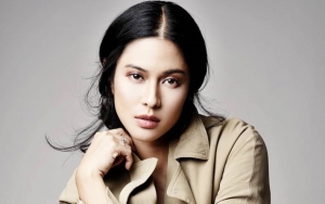 Tampil Berani Pakai Lipstik Hitam, Tatapan Dian Sastro Buat Gagal Fokus