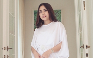 Sang Ayah Sering Kirim Tafsiran Alquran, Prilly Latuconsina Tenang Baca Ayat Seribu Dinar