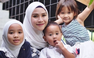 Bekali Pendidikan Agama, Begini Cara Zaskia Mecca Biasakan Anak Baca Al Quran