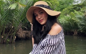 Alexandra Asmasoebrata Pamer Foto Angkat Mobil Mercedes Pakai High Heels Tinggi
