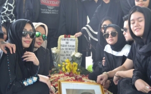 Usai Acara Pemakaman, Olla Ramlan Ceritakan Sosok Mendiang Sang Ayah