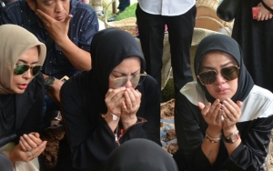 Isak Tangis Keluarga Mengiringi Pemakaman Ayahanda Olla Ramlan