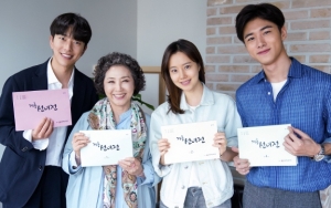 Gantikan Kang Sora, Moon Chae Won Antusias Hadiri Sesi Baca Naskah Drama Bareng Yoon Hyun Min cs