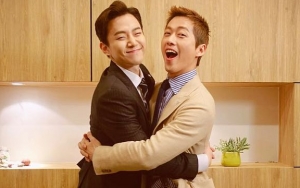 Reuni 'Chief Kim', Kocaknya Nam Goong Min Peluk Hingga Nyaris Cium Junho 2PM