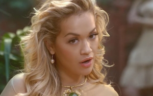 Rilis MV 'Girls', Rita Ora Cium Bibir Cardi B