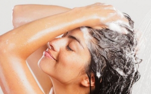 Ingin Tampak Sehat dan Bersinar? Ini 7 Cara Mencuci Rambut yang Benar