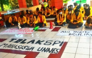 Mahasiswa Unnes Gelar Aksi Demo, Rektor Kabur Hingga Tabrak Orang