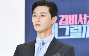 Grogi 'Why, Secretary Kim?' Tayang Perdana, Park Seo Joon Pamer Siluet Keren