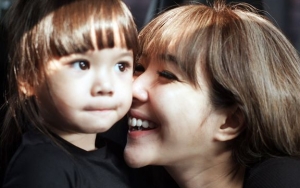 Cantik Pakai Baju Balet, Lucunya Anak Gisella Anastasia Berpose Galau