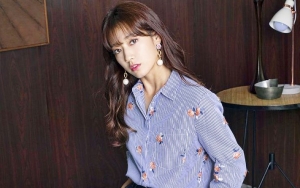 'Little House in the Woods' Tamat, Park Shin Hye Bagi-Bagi Foto Bareng Kru Hingga Selfie Imut