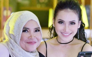 Terlihat Muda, Kecantikan Ibunda Ayu Ting Ting Dirias Natural Bikin Terpana