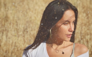 Selonjoran di Kasur Pakai Kaus Tipis, Sophia Latjuba Sukses Bikin Salah Fokus