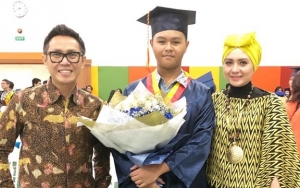 Intip 11 Foto Wisuda Anak Anak Selebriti Nomer 4 Sampai Menguras Air Mata