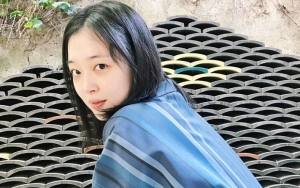 Umbar Belahan Dada dan Pose Cemberut, Sulli Tuai Beragam Komentar