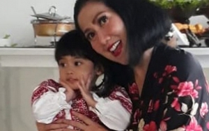 Baru Setahun Putrinya Sudah Bisa Lakukan Ini, Venna Melinda Bangga Banget