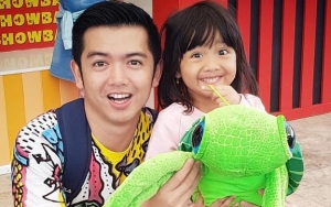 Kencan Berdua, Anak Nicky Tirta Pasang Muka Lucu