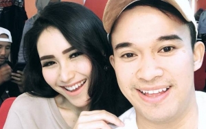 Ayu Ting Ting Dikelilingi dan Dipeluk Pria, Netter Soroti Posisi Tangan 'Nakal' Anwar