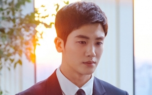 Dikirimi Truk Dukungan di Lokasi 'Suits', Kerennya Hyungsik Tiru Pose V BTS