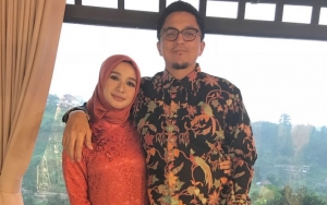 Gandeng Suami Jalan-Jalan ke Mall, Laudya Cynthia Bella Curi-Curi Ciuman