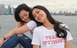 Gracia Indri Unggah Foto Bareng Adik, Netter Malah Salfok Tulisan di Taksi