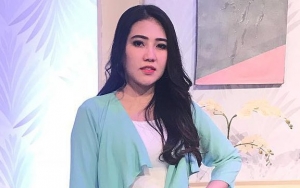 Via Vallen Tak Acuhkan Fans di Bandara, Netter Juluki Ayu Ting Ting Kedua